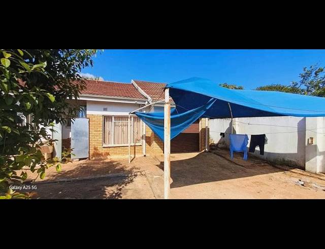 6 BEDROOM HOUSE FOR SALE IN SHAYANDIMA